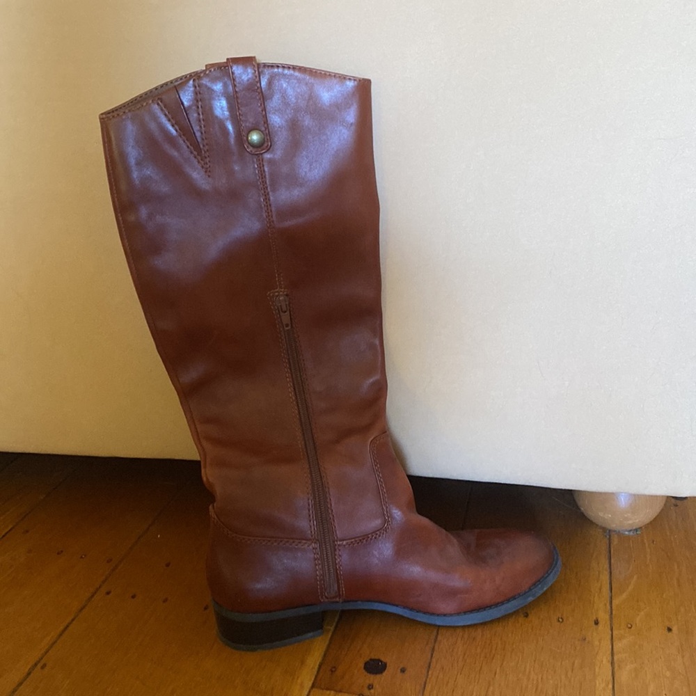 Women’s 9.5 leather upper riding boot. Great color and barely worn. Low heel.
